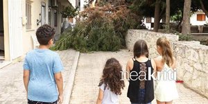 Παιδιά στην παιδική χαρά της Κρήτης