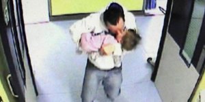 Σοκαριστικό βίντεο - Παιδόφιλος δίνει το φιλί της ζωής σε βρέφος που μόλις έχει