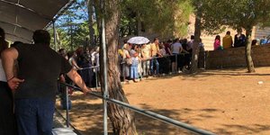 Πιστοί περιμένουν να προσκυνήσουν τον τάφο του Αγ. Παΐσιου (Φωτογραφία: life-events)