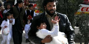 Πανικόβλητοι πιστοί τρέχουν να εγκαταλείψουν το ναό μετά την επίθεση (Φωτογραφία: Geo TV)