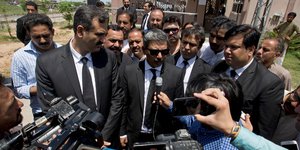 Δικηγόροι Ναουάζ Σαρίφ στο Πακιστάν/ Φωτογραφία AP images/ B.K. Bangash