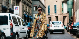 Γυναίκα ποζάρει στον φακό/Φωτογραφία Shutterstock