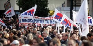 Διαμαρτυρία του ΠΑΜΕ στην Ομόνοια κατά της αξιολόγησης του Δημοσίου