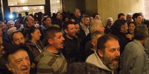 Μέλη του ΠΑΜΕ φωνάζουν συνθήματα λίγο προτού κορυφωθεί η ένταση / Φωτογραφία: 902.gr