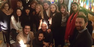 Η Πάμελα Αντερσον με μέλη του DiEM25 (Φωτο: Yanis Varoufakis/Twitter)