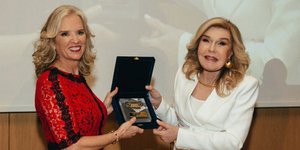 Η Μαριάννα Β. Βαρδινογιάννη απονέμει τιμητική πλακέτα στην κυρία Kerry Kennedy