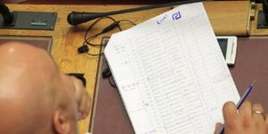 Τι ζωγράφιζε ο Παναγιώταρος της Χρυσής Αυγής την ώρα της ψηφοφορίας