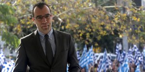 Με χειροπέδες στην ορκωμοσία του ο Ηλιόπουλος -Επεισόδια και δακρυγόνα έξω από τ