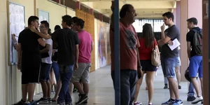 Με Νεοελληνική Γλώσσα