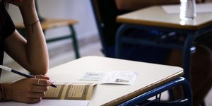 Μαθητές δίνουν Πανελλήνιες/Φωτογραφία: IntimeNews