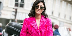 Γυναίκα ποζάρει στον φακό/Φωτογραφία Shutterstock