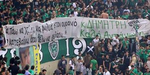 Πανό αφιερωμένο στον 77χρονο που αυτοκτόνησε σήκωσαν οι οπαδοί του ΠΑΟ