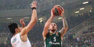 Ο Μάικ Τζέιμς σε προσπάθεια από το πρώτο ματς/Φωτογραφία: Eurokinissi
