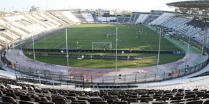 Εργασίες στον χλοοτάπητα της Τούμπας / Φωτογραφία: Intime
