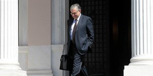 Παπαδήμο ως πρωθυπουργό ή υπουργό ΟΙκονομικών «βλέπουν» οι FT