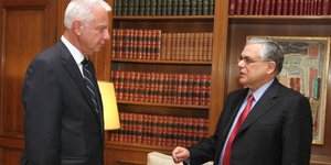 Παρέδωσε ο Λουκάς Παπαδήμος στον Παναγιώτη Πικραμμένο