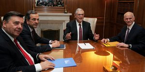 Σύσκεψη πολιτικών αρχηγών με το πιστόλι στον κρόταφο