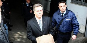 Ο Παπαγεωργόπουλος συνεχίζει να φωνάζει από τη φυλακή: Δεν ήμουν εγώ – Ο επίορκο