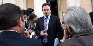 Καταγγελίες ότι πλαστογραφούσαν την υπογραφή Παπακωνσταντίνου!