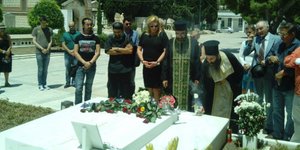 Η Δήμητρα Λιάνη και ελάχιστοι ακόμη άνθρωποι στο μνημόσυνο για τον Ανδρέα Παπανδ