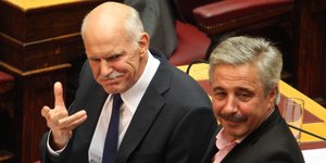 Ο Παπανδρέου επιστρέφει στη Βουλή μετά από ένα μήνα και υποκλίνεται στους βουλευ