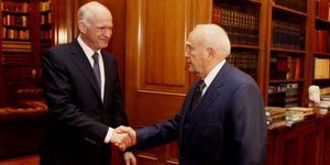 Για τις διεθνείς επαφές του ενημέρωσε ο Παπανδρέου τον Παπούλια