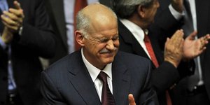 Spiegel: «Ο Παπανδρέου θα κυβερνήσει λίγο ακόμη»