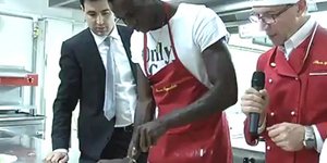 Παιδί για σπίτι ο Μπαλοτέλι -Μπήκε στην κουζίνα και το έριξε στο μαγείρεμα [βίντ