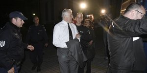 Γιάννος Παπαντωνίου με χειροπέδες /Φωτογραφία: Sooc