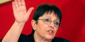 Παπαρήγα: Να μου τρυπήσετε τη μύτη αν ο ΣΥΡΙΖΑ μας βγάλει από το Μνημόνιο