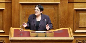 Η Παπαρήγα αναλύει τον ημιτελικό του Μουντιάλ στη Βουλή και «τρελαίνεται»: Τι πρ