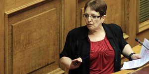 Παπαρήγα: Η Χρυσή Αυγή κάνει προπόνηση πάνω στα σώματα των μεταναστών