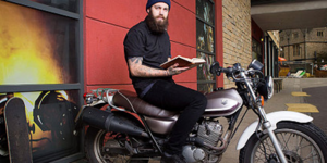 Ο παπα-χίπστερ: Γνωρίστε τον πιο μοδάτο κληρικό της Βρετανίας [εικόνες]