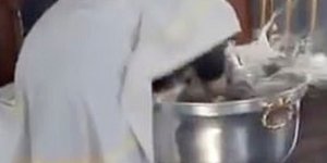 Βάπτιση-θρίλερ: Σάλος με τον παπά που βουτάει με βία στην κολυμπήθρα 2χρονο κορίτσι 