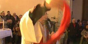 Παπάς «ψέλνει» το Bella Ciao -την ώρα της λειτουργίας- ανεμίζοντας το κόκκινο κα