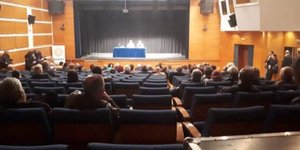 Η αίθουσα την ώρα της ομιλίας του Νίκου Παππά