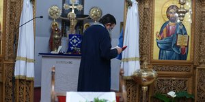 Πάτερ δώσε μου άφεση και... ότι έχεις στο παγκάρι
