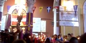 Απίστευτο - Ιερέας στον Πειραιά πετά βεγγαλικά ενώ ψάλλει το Χριστός Ανέστη [βίν