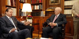 O πρόεδρος της Βουλής παρέδωσε στον Παπούλια τα επίσημα αποτελέσματα των εκλογών