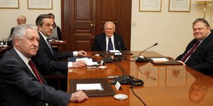 Στην κόψη του ξυραφιού: Κυβέρνηση προσωπικοτήτων ή εκλογές;