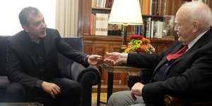 Με δώρο μία παλιά εκπομπή του πήγε ο Σταύρος Θεοδωράκης στον Κάρολο Παπούλια