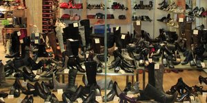 Οι ληστές δεν βρήκαν λεφτά άρπαξαν 300 ζευγάρια παπούτσια