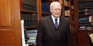 Δρομολογείται συνάντηση των πολιτικών αρχηγών με Παπούλια
