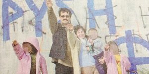 Ο Χρήστος Παππάς της Χρυσής Αυγής φωτογραφίζεται με τα παιδιά του να χαιρετούν ναζιστικά [εικόνες]