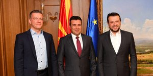 Ο Νίκος Παππάς με τον Ζόραν Ζάεφ και τον αρμόδιο υπουργό/Φωτογραφία: Eurokinissi