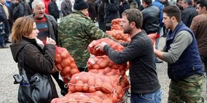 Παραγωγοί μοιράζουν δωρεάν πατάτες στην Πάτρα