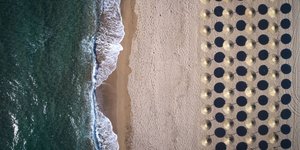 Η παραλία Λαγκουβάρδος (Φωτογραφία: ΑΝΤΩΝΗΣ ΝΙΚΟΛΟΠΟΥΛΟΣ/EUROKINISSI)