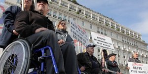 Στους δρόμους ο πανελλήνιος σύλλογος παραπληγικών μετά τις περικοπές