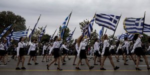 Μαθητές κάνουν παρέλαση/ Φωτογραφία: Konstantinos Tsakalidis / SOOC