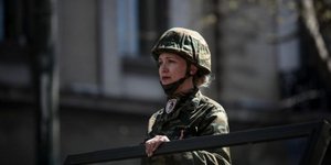 Στρατιωτίνα στα άρματα μάχης 